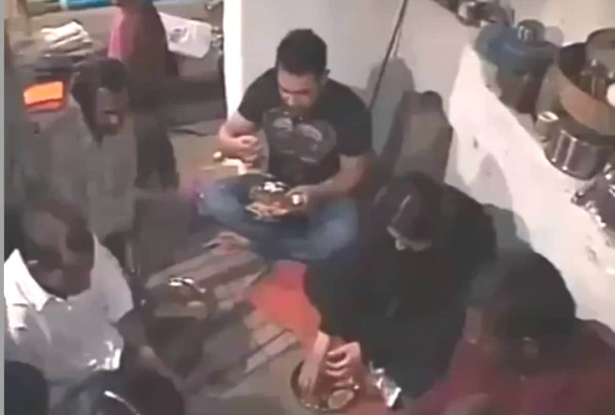 aamir khan and kareena kapoor having food at farmer house video viral