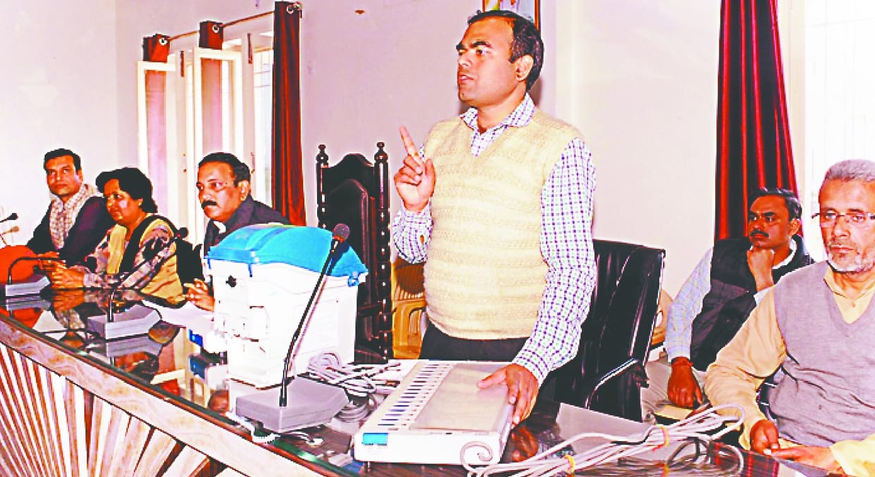 evm aur vvpat chalaakar karamchaario ko diya prashikshan