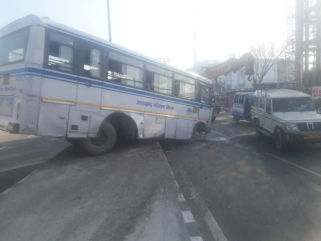 kashipur : wheel of moving roadways bus came out