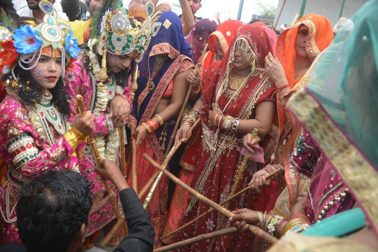 chhadimar holi celebrations in gokul mathura