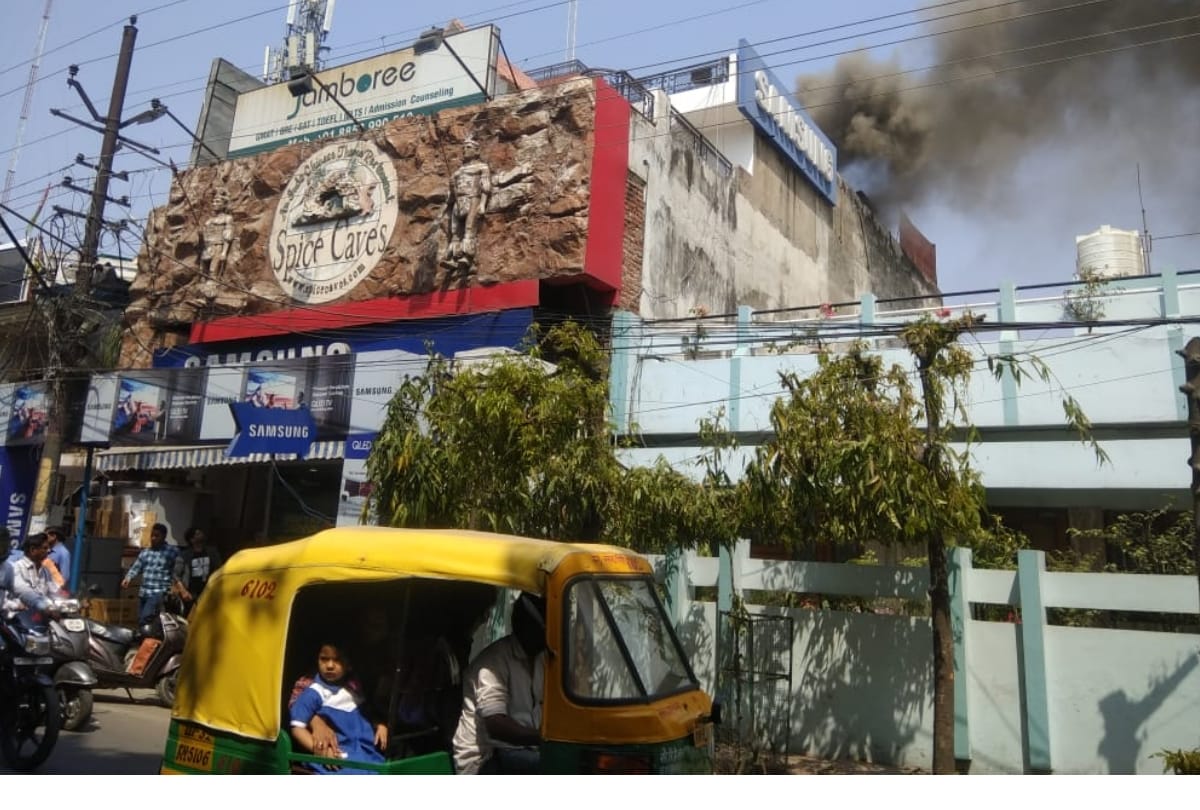 fire broke out in  spice caves restaurant in lucknow