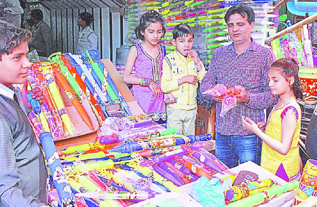 holi par sajhe baazaar , kharidaari ko umri bheer