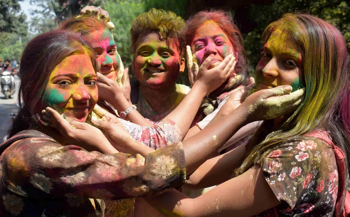 holi 2019 special mask of modi yogi and priyanka Pichkari in market before lok sabha election