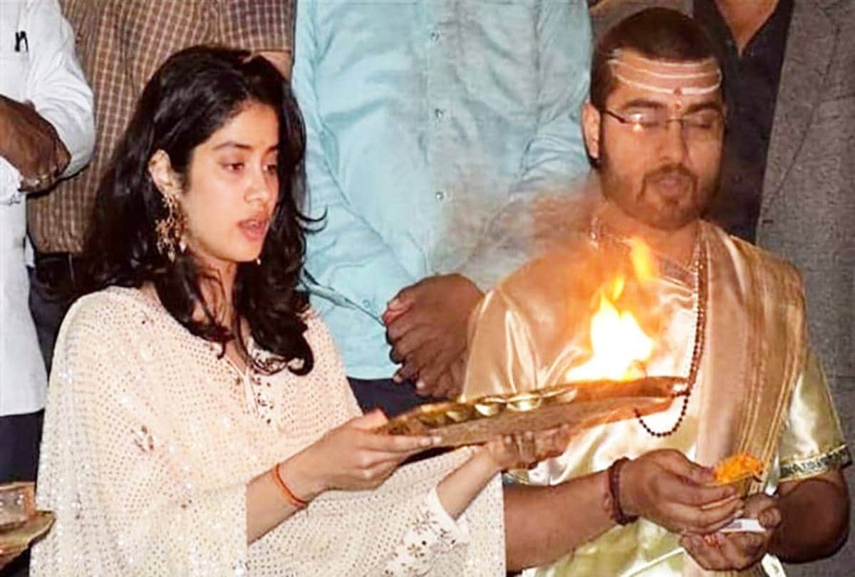 janhvi kapoor deepika padukone to mukesh ambani pay visit in temples like priyanka gandhi
