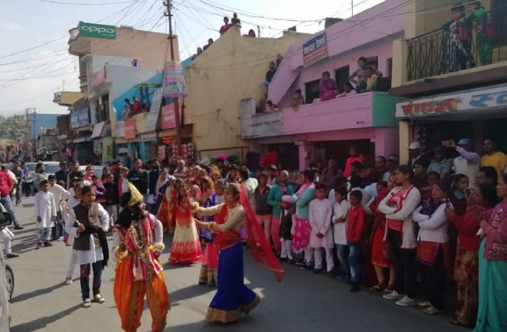 School children made Holi color in BhikiSainan Bazaar