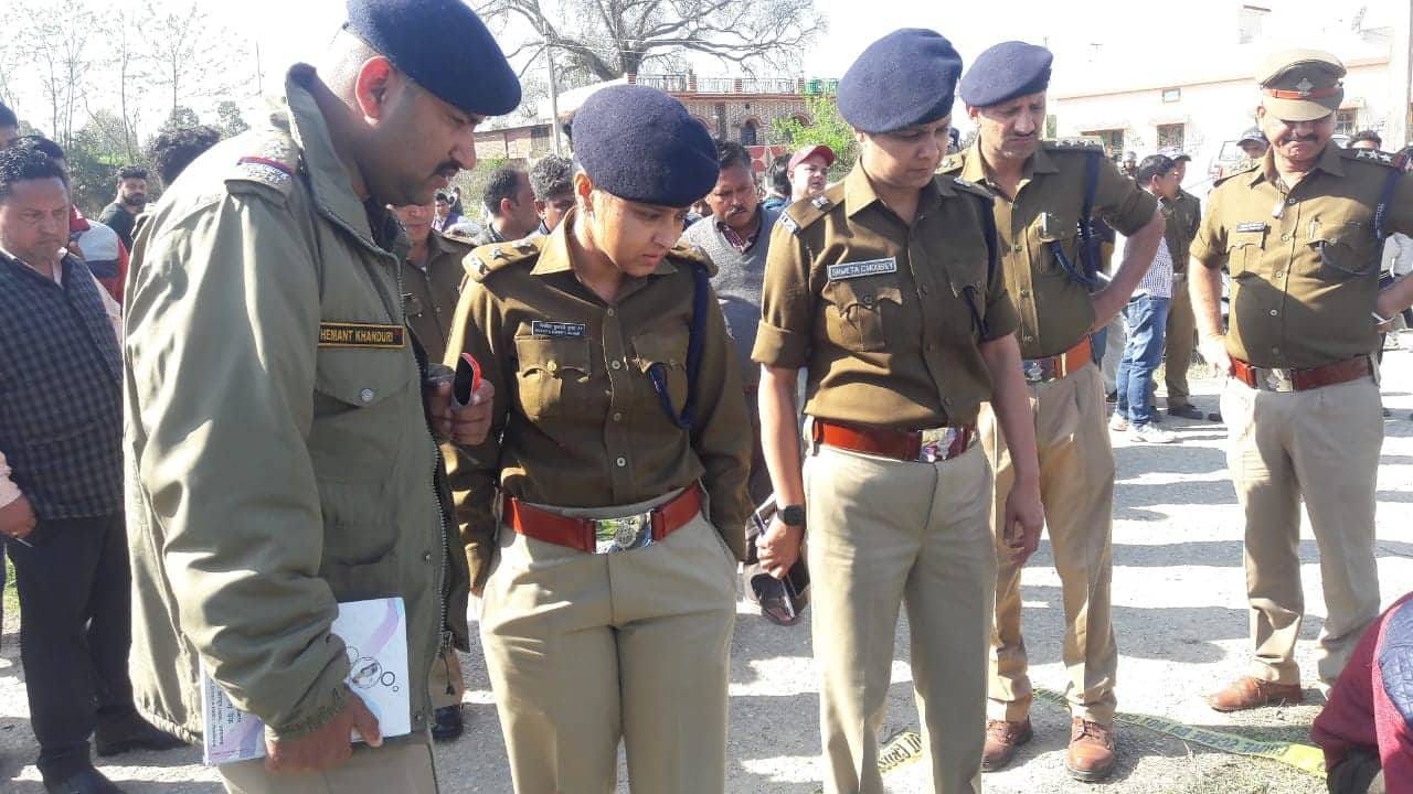 Lok sabha elections 2019 bjp minister son walking with gunner in polling booth during voting