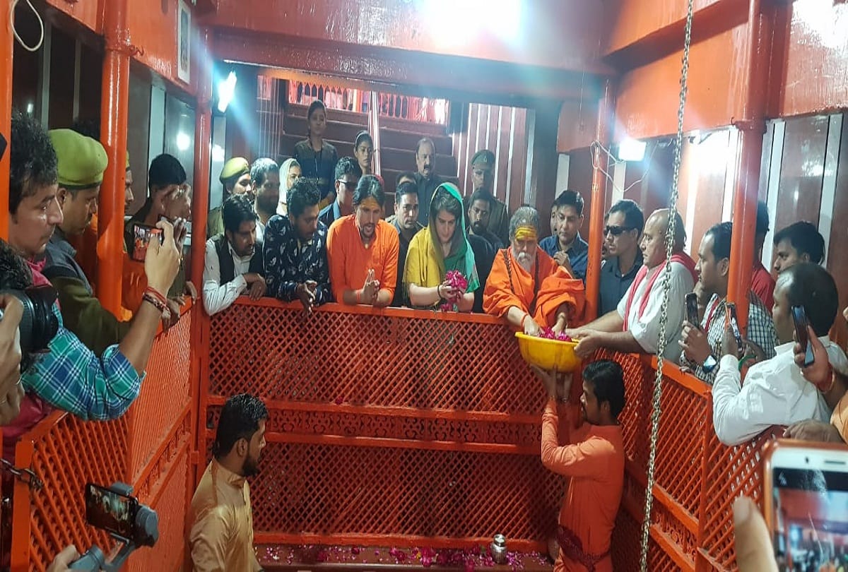 Lok sabha elections 2019 Priyanka gandhi also played soft Hindu card