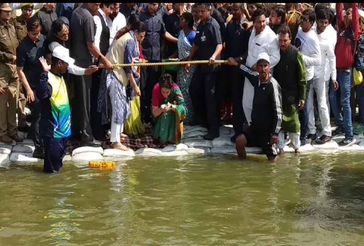 Lok sabha elections 2019: Priyanka gandhi visit village to village from Boat
