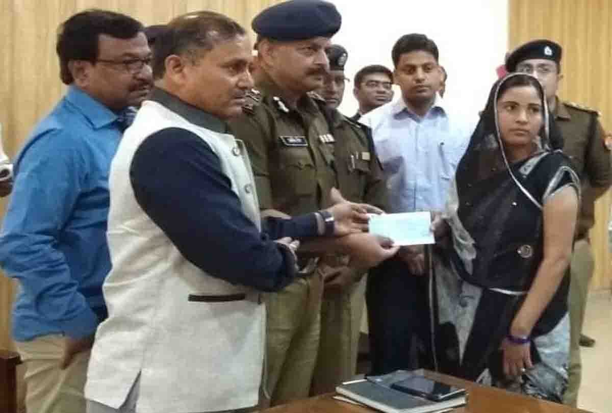police gives one day salary to pulwama martyr wife