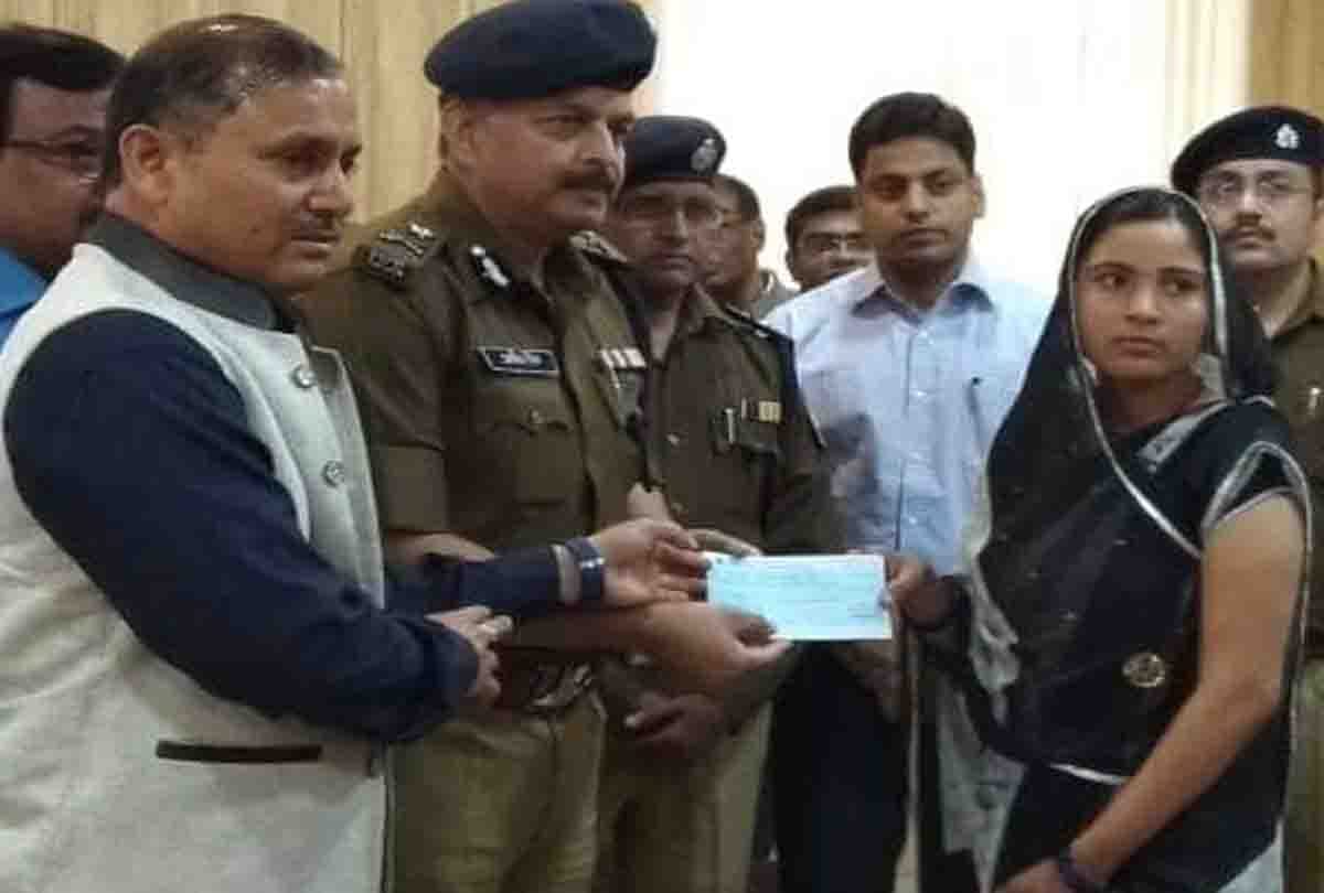 police gives one day salary to pulwama martyr wife
