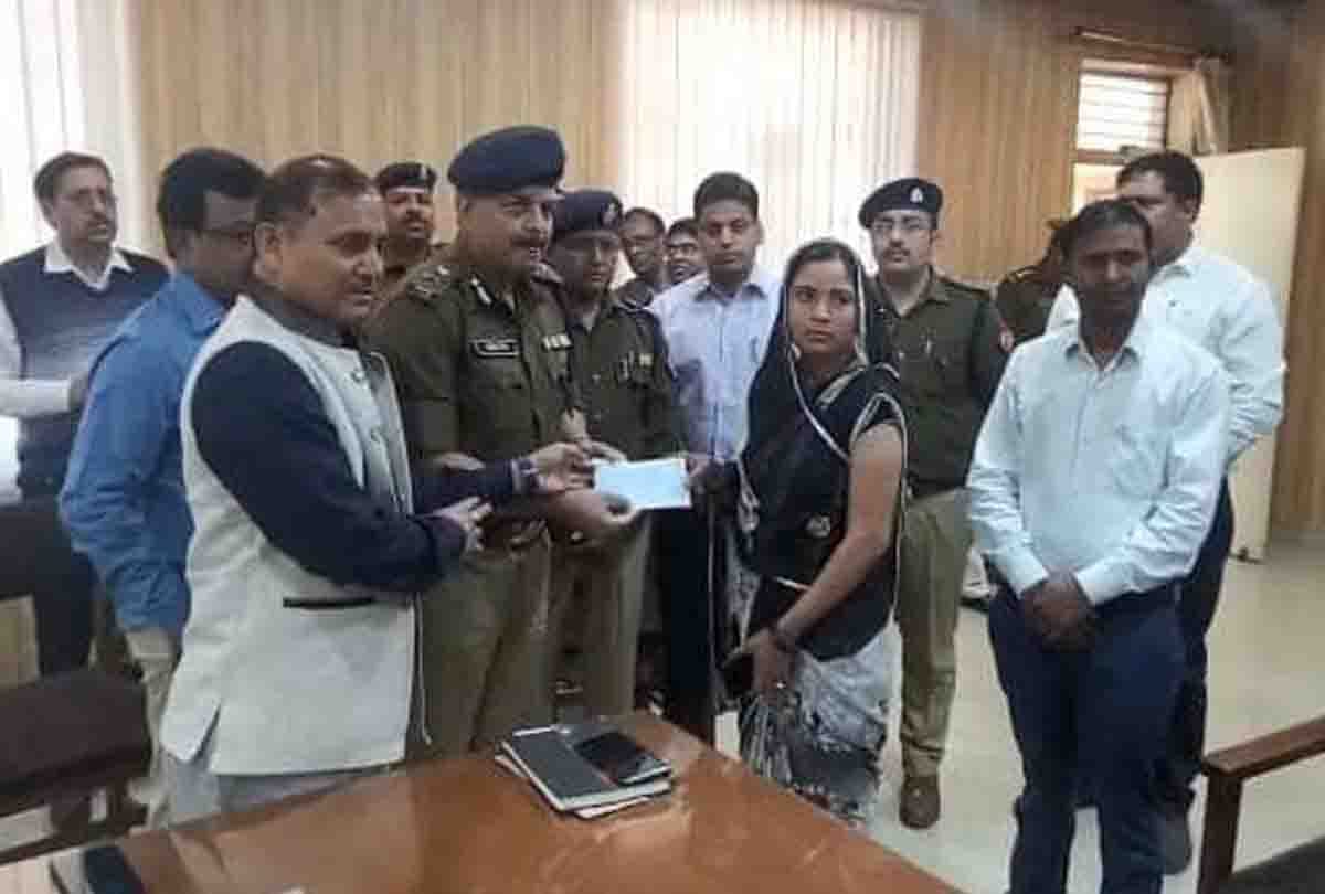 police gives one day salary to pulwama martyr wife