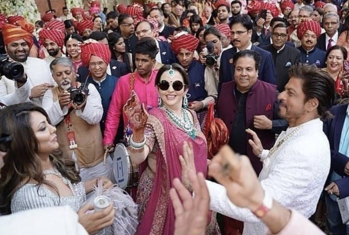 akash ambani barrat video social media users troll shah rukh khan for insulted him