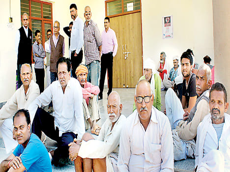 Teacher hanged in the house and gave life