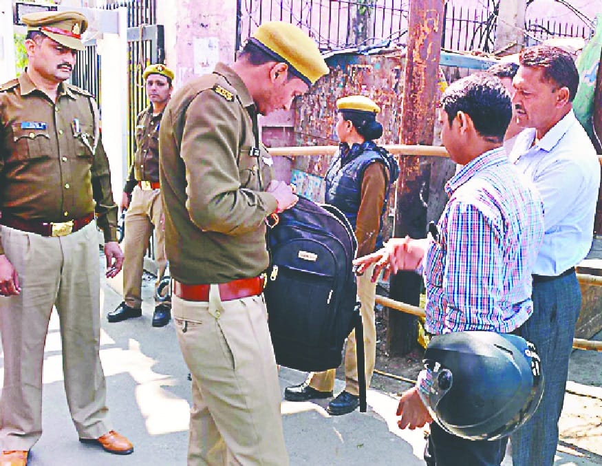 kade bandobast ke beech naamaankan shuru