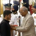 राष्ट्रपति से शौर्य चक्र लेते इरफान रमजान शेख
