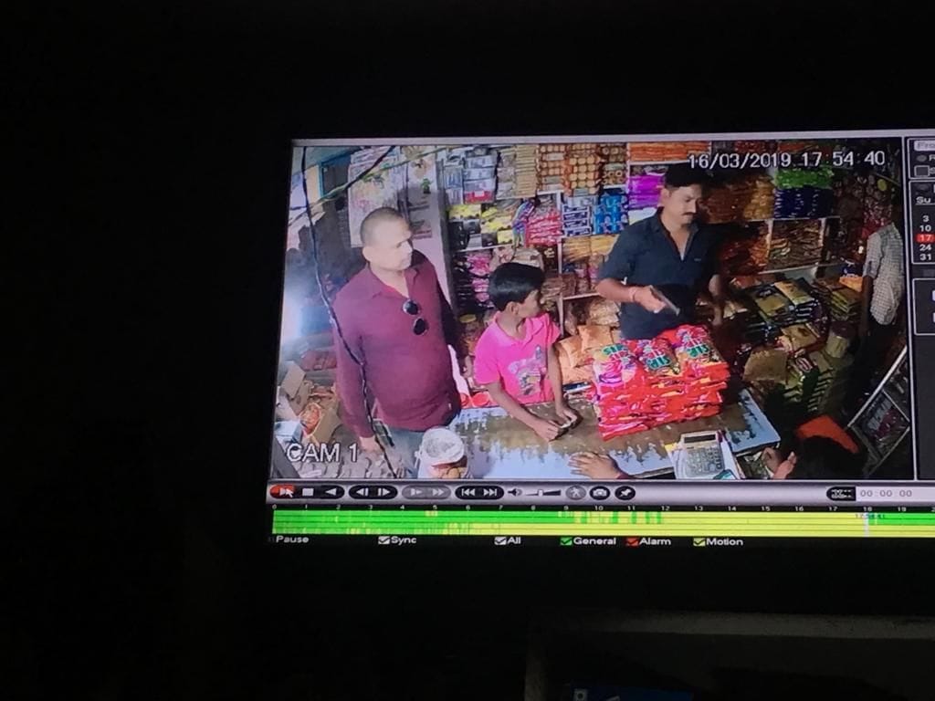 सिर्फ एक मिनट में ही वारदात को अंजाम देकर भाग गए बदमाश