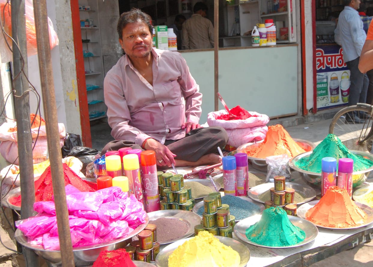 होलिकादहन आज, बाजारों में छाई रही होली की रंगत