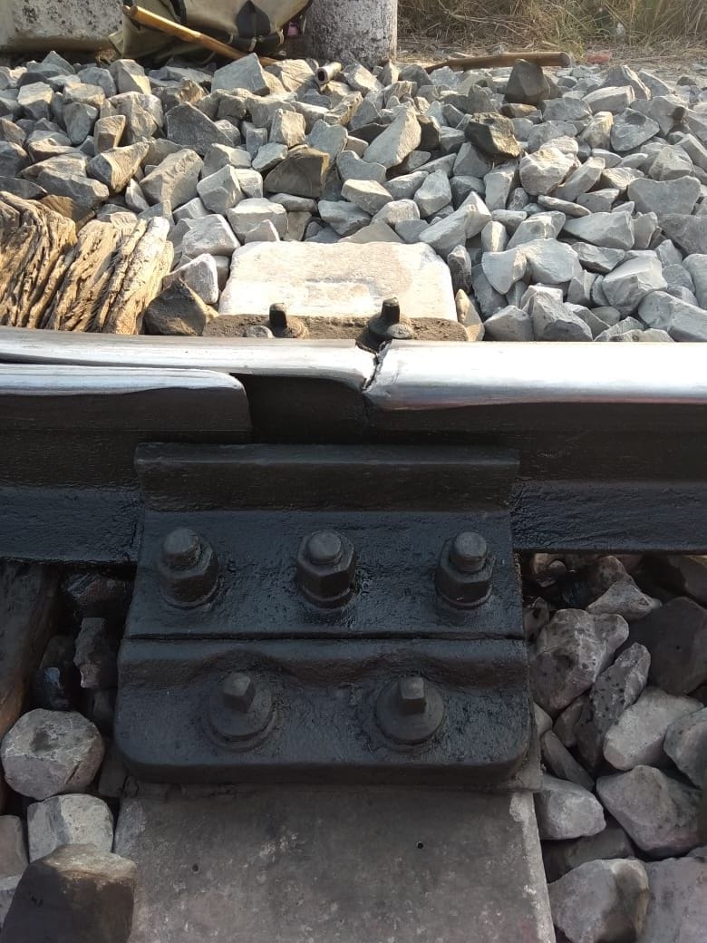टूटी रेल ट्रैक पर दौड़ी मौर्य एक्सप्रेस