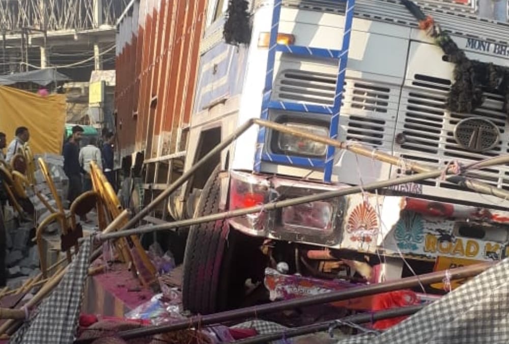 A truck hits colour shop in lucknow.
