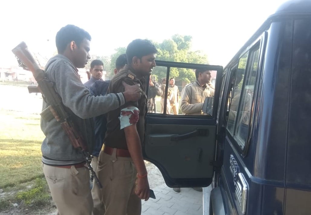 two hard core criminal arrested in encounter in azamgarh