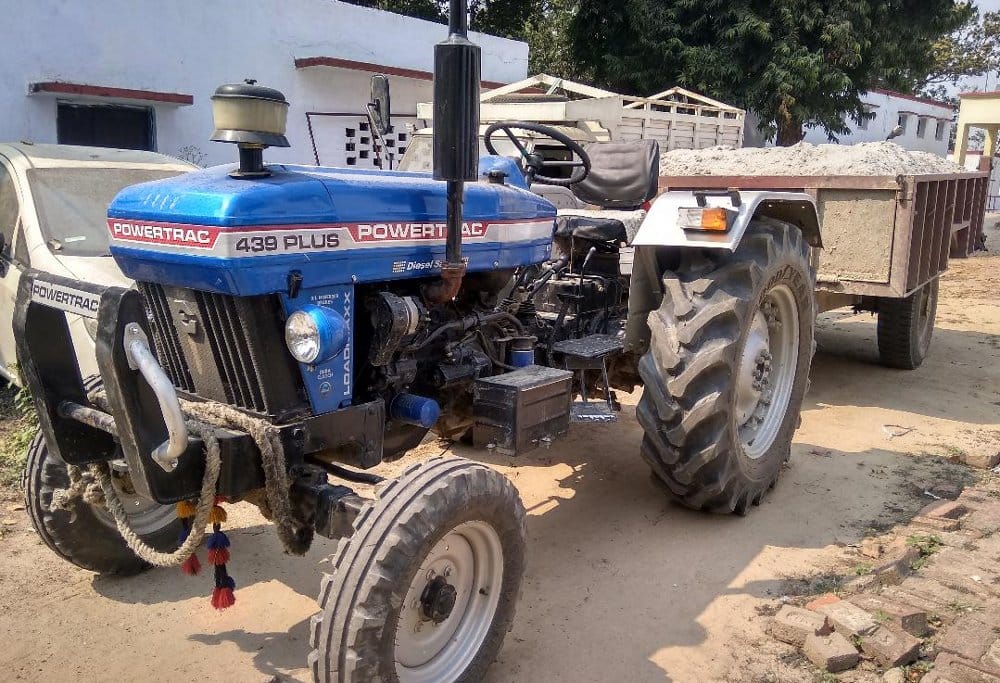 बालू लदी ट्राली के साथ दो गिरफ्तार