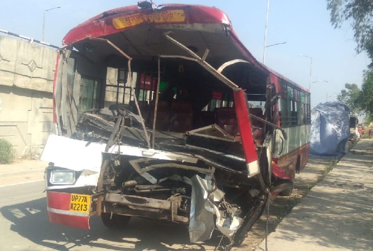 fire in bus after hitting the gas capsule in moradabad