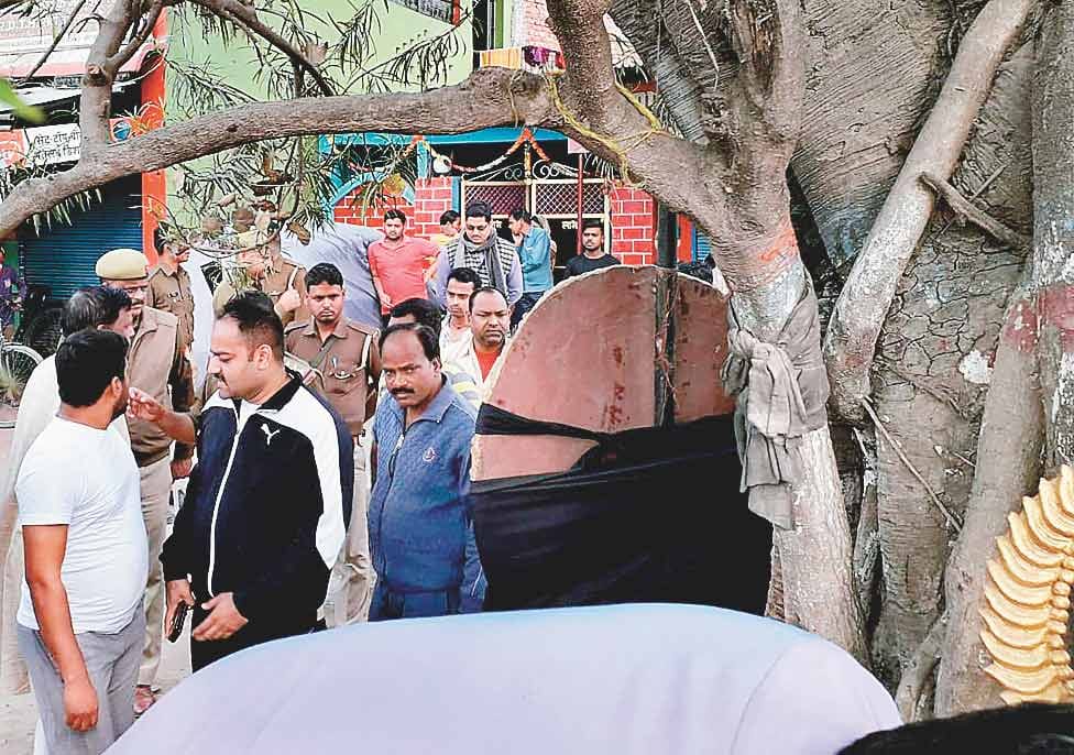 दो मंदिरों में तोड़फोड़, मूर्तियां सड़क पर फेंकीं