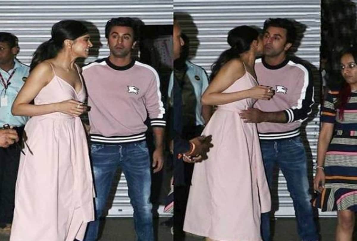 deepika padukone and ranbir kapoor kissed each other at a event photo viral