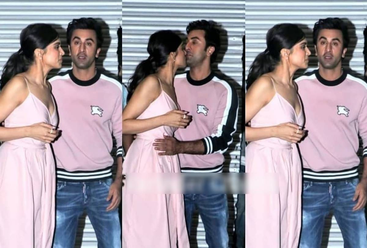 deepika padukone and ranbir kapoor kissed each other at a event photo viral