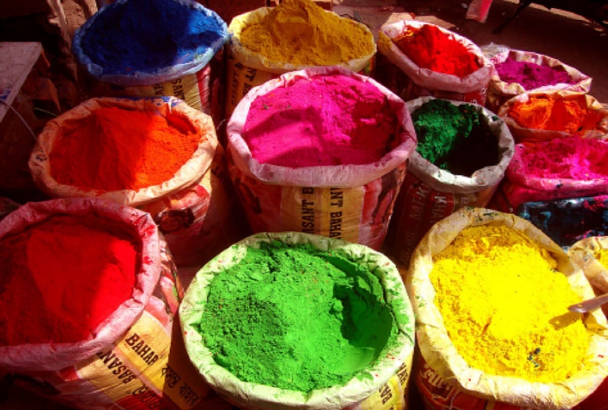 Hathras News : gulal and colour makers working hard to meet the holi demands 