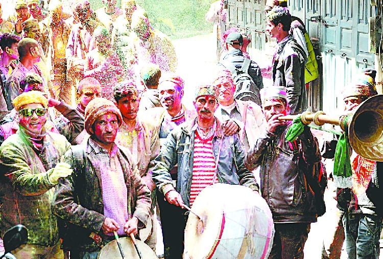 छोटी होली पर वाद्य यंत्रों की थाप पर खूब उड़ा गुलाल