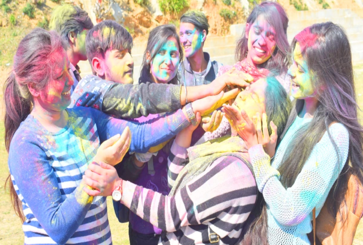 holi celibrations in lucknow