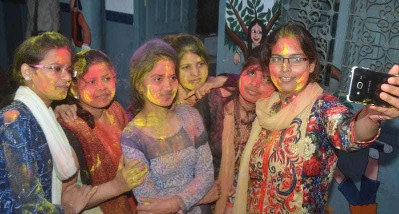 परीक्षाओं की टेंशन खत्म होते ही होली की मस्ती में डूबे बच्चे
