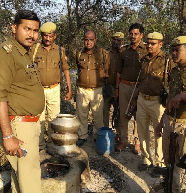 देसी की लाइसेंसी दुकान में अवैध शराब का धंधा
