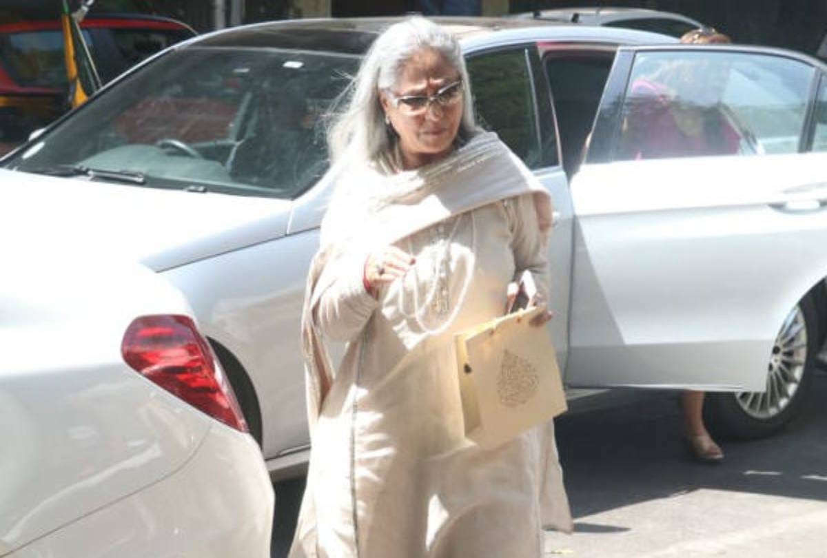 jaya bachchan troll for her rude behaviour with a fan who was cliked a photo