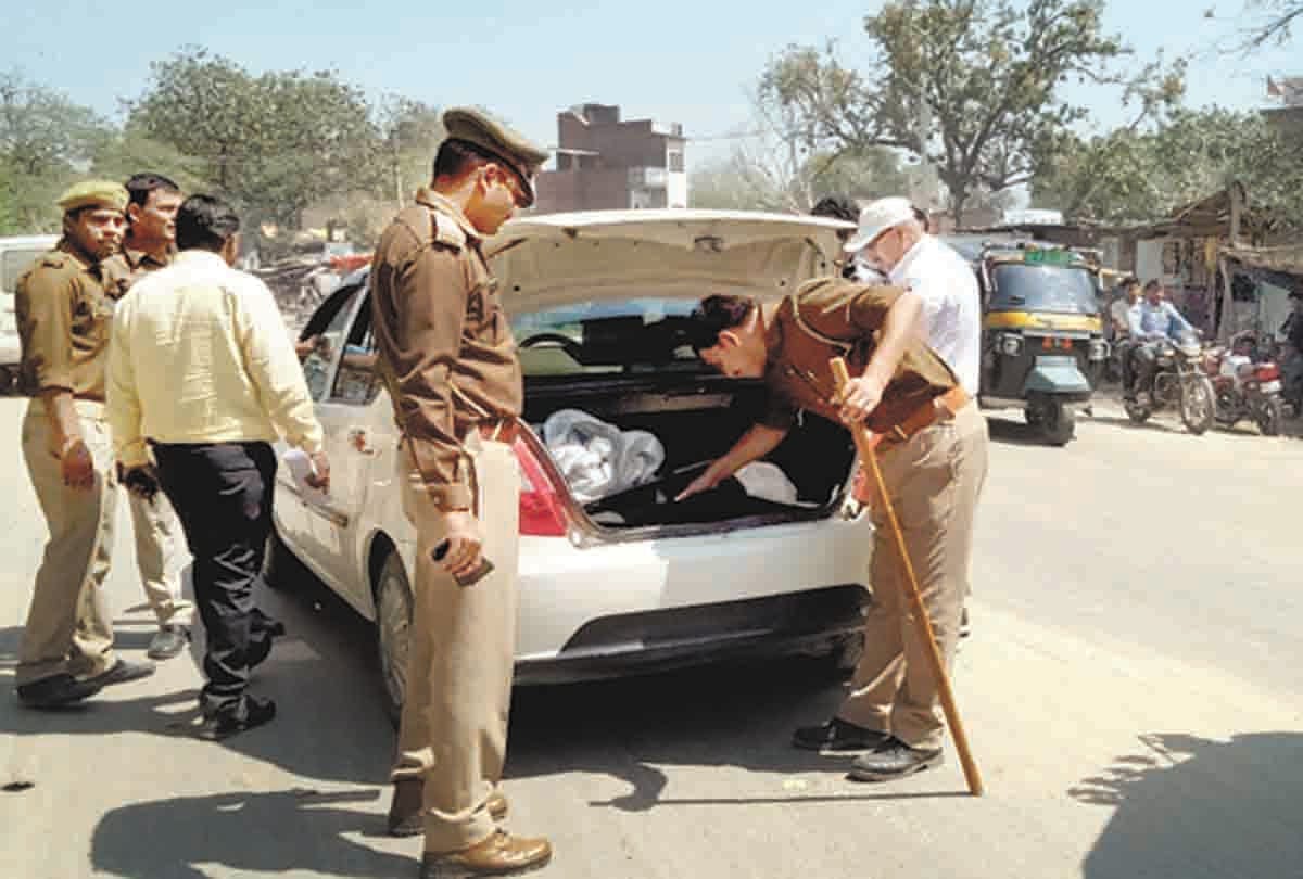 Police caught two with 2.60 lakhs
