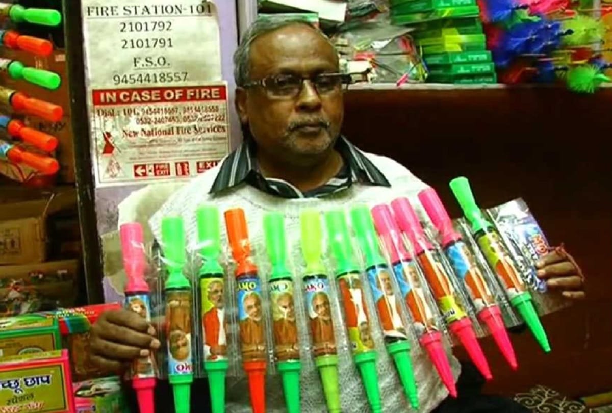 holi 2019 special mask of modi yogi and priyanka Pichkari in market before lok sabha election
