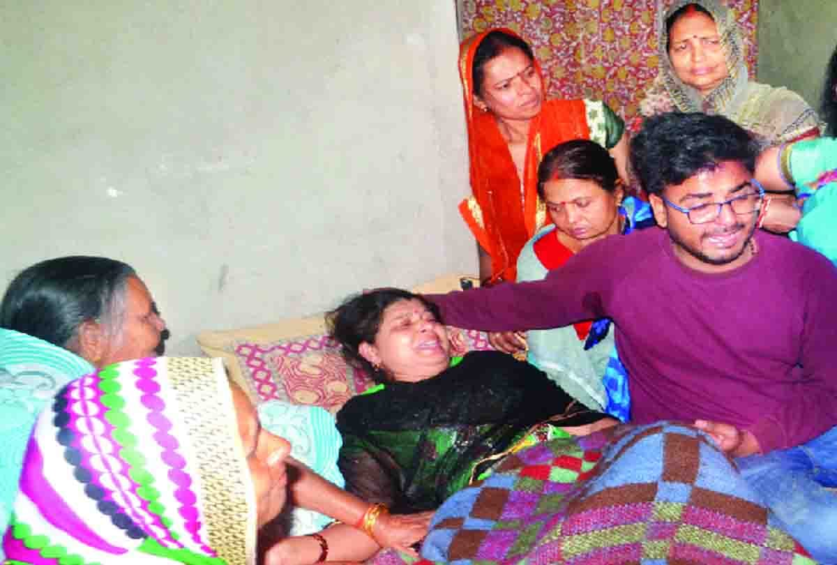 martyr wife ask question to up cm and home minister