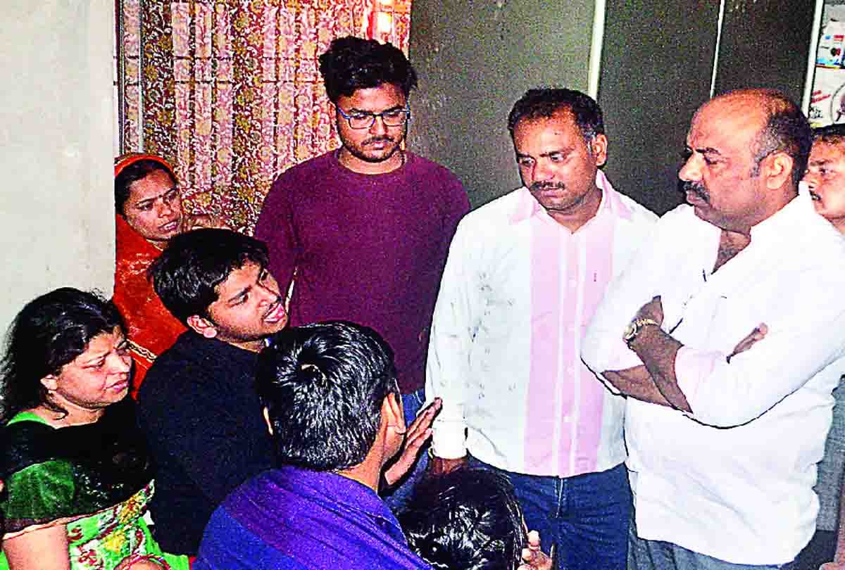 martyr wife ask question to up cm and home minister
