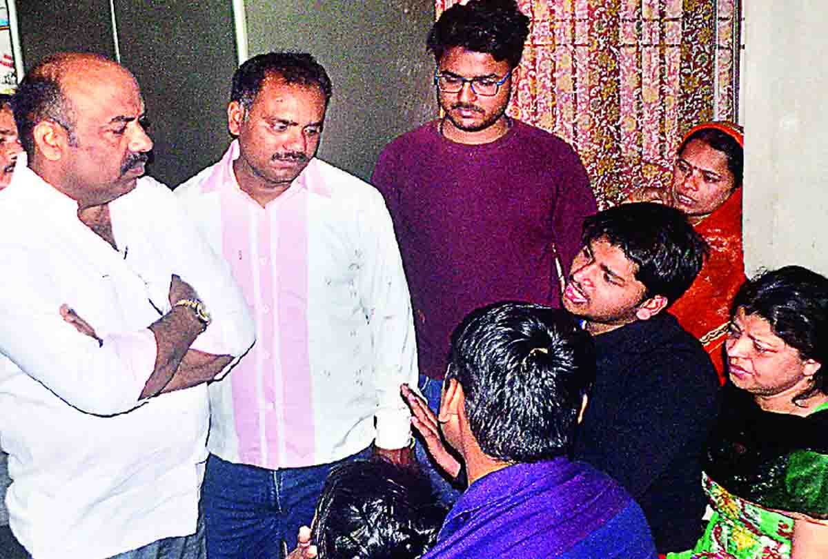 martyr wife ask question to up cm and home minister