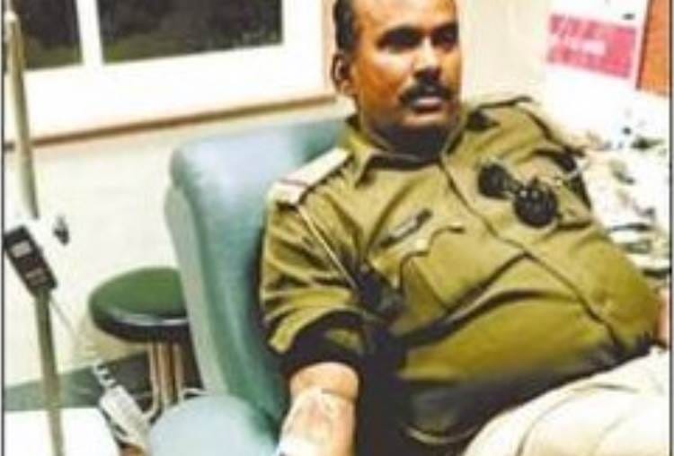 sub inspector donates blood to PAC sipahi