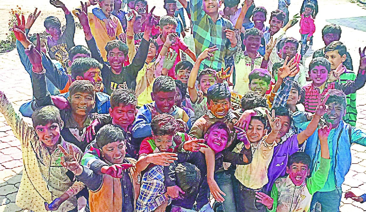 baazaar me har taraf chaaya holi ka rang