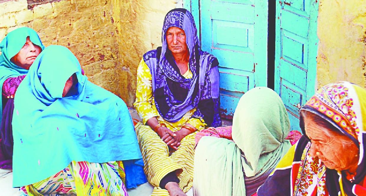 ghar me yuvak faasi par latkaa