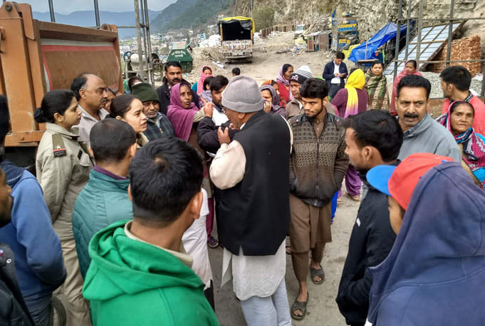 तांबाखानी सुरंग के बाहरी हिस्से में गंगोत्री हाईवे पर कचरा डंपिंग जोन बनाने का विरोध