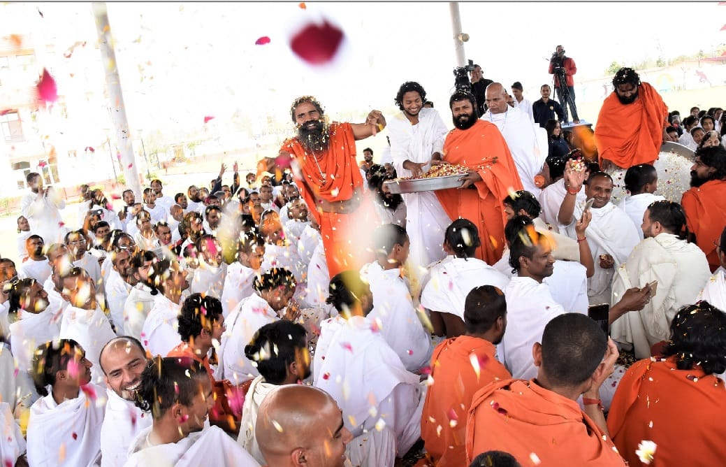 Holi 2019 Baba Ramdev give gift to youths and play Flower holi in patanjali 