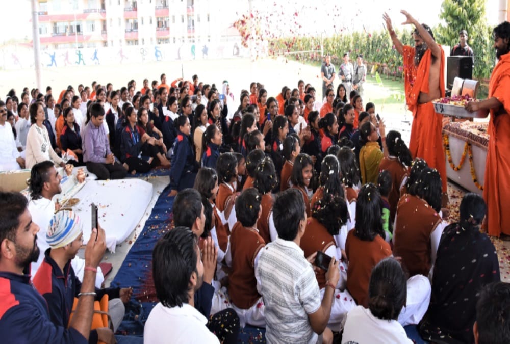 Holi 2019 Baba Ramdev give gift to youths and play Flower holi in patanjali 
