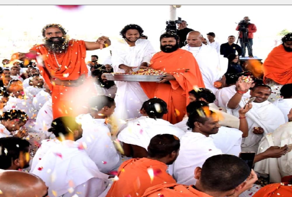 Holi 2019 Baba Ramdev give gift to youths and play Flower holi in patanjali 