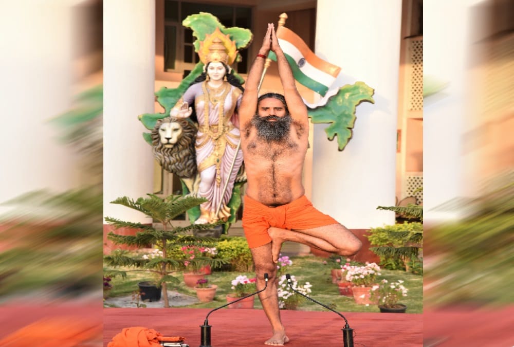 Holi 2019 Baba Ramdev give gift to youths and play Flower holi in patanjali 