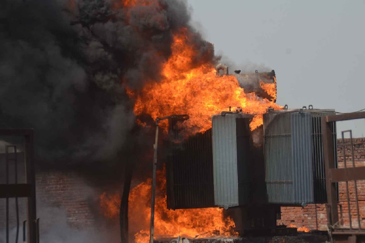 Budaun: Transformer kept in Dahgawan market explodes electronic shop caught fire six people scorched
