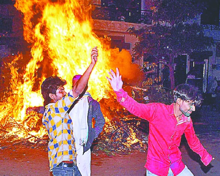 holika dhahen , dhool bajaakar nraty kiya